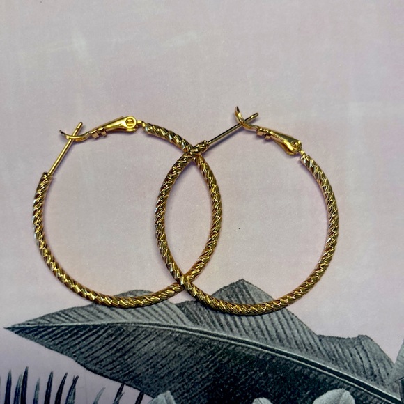 🌟 Gold Hoop Earrings - Picture 2 of 3